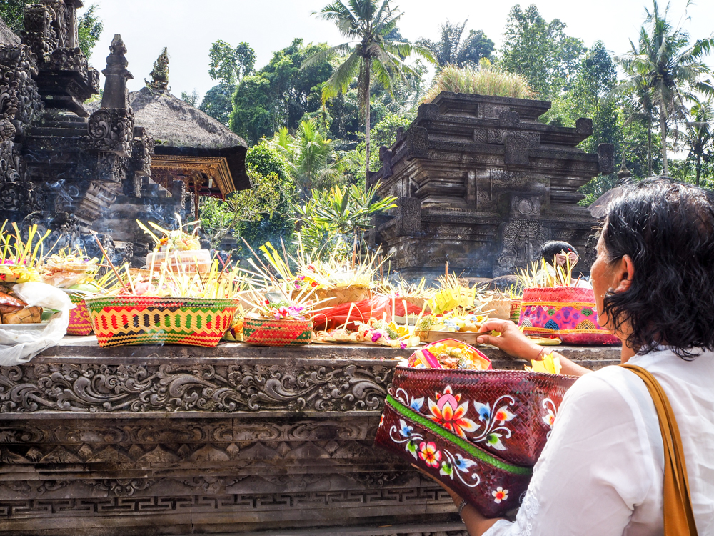 solo women travel to bali temple