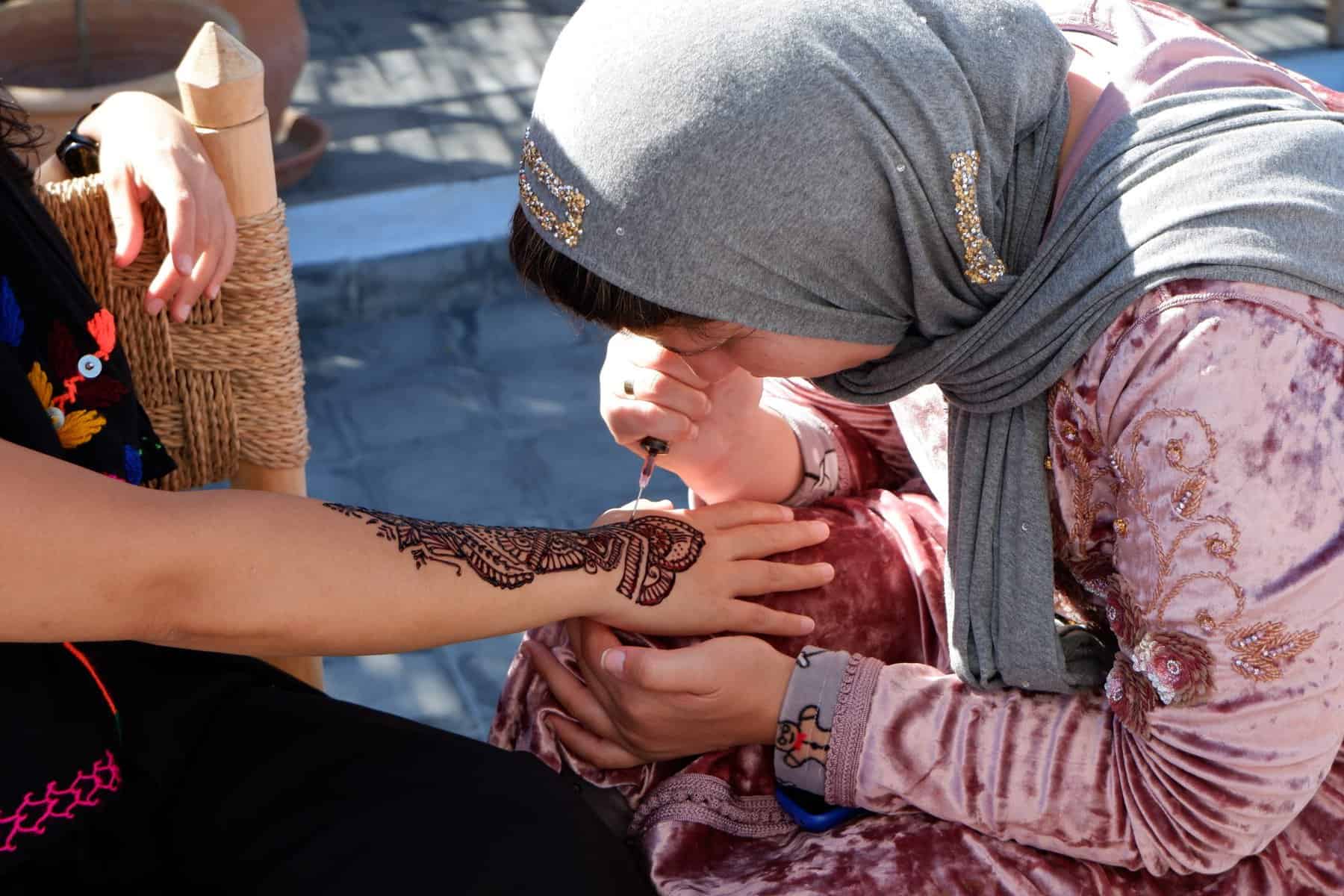 women solo female tour henna