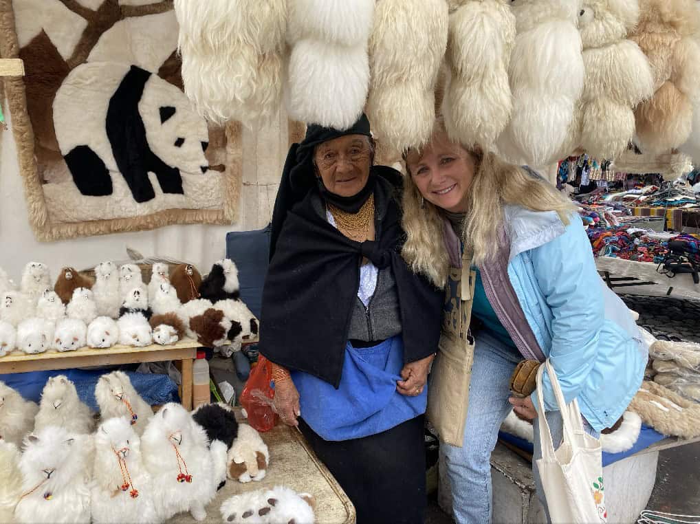 Ecuador otovalno market with local women