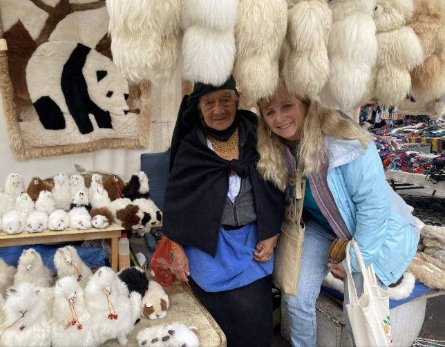 Ecuador otovalno market with local women