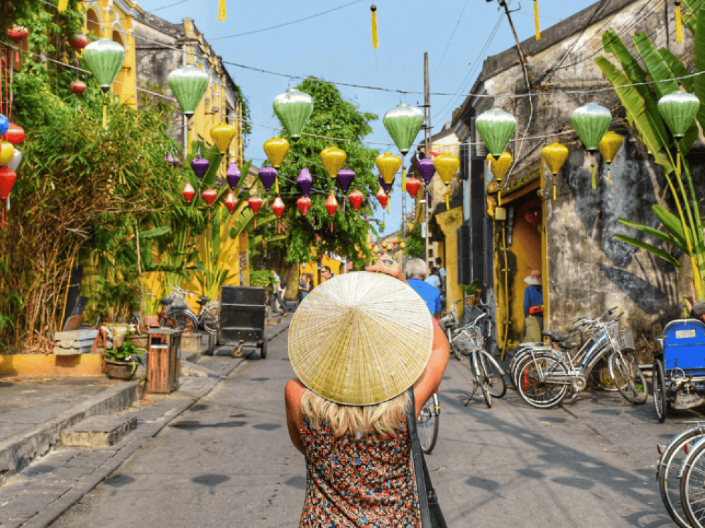 woman-on-tour-in-Vietnam